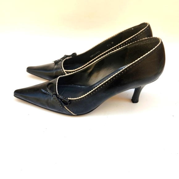 Stuart Weitzman Vintage '04 Dotso Pump - Picture 3 of 6